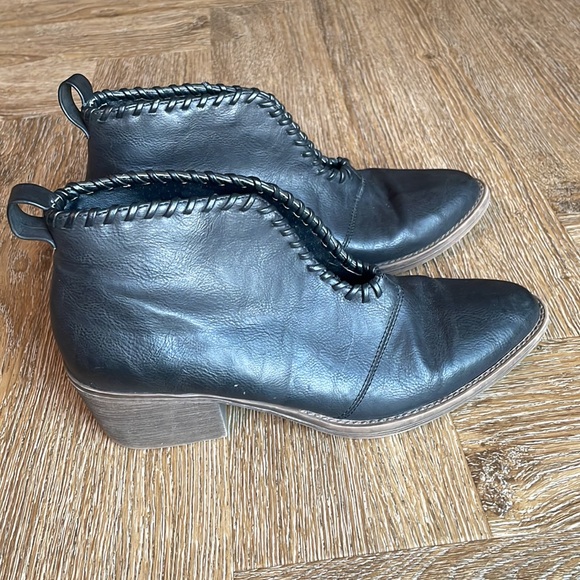 Very volatile Cavalry Ankle Booties Women’s Sz 8 Black Excellent Condition - Picture 2 of 9